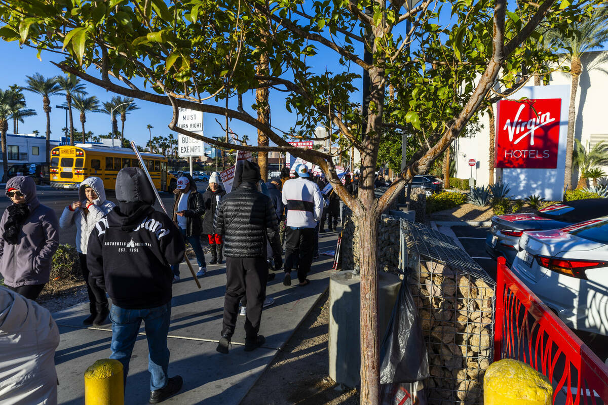 Trabajadores del Local 226 del Sindicato Culinario están en huelga fuera del garaje de E. Hard ...