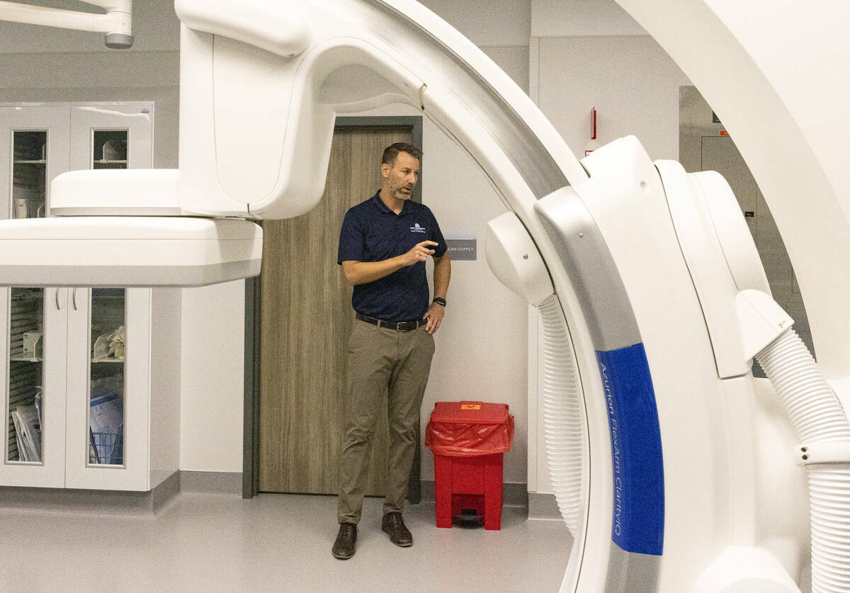 Chris Loftus, director ejecutivo del West Henderson Hospital, dirige un recorrido por el labora ...