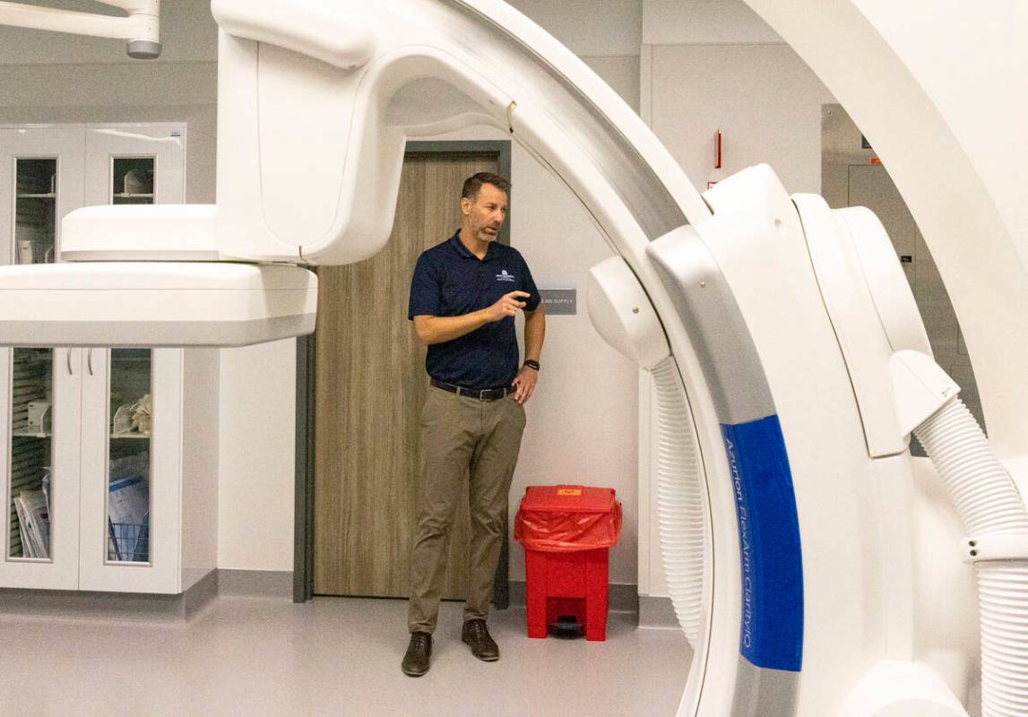 Chris Loftus, director ejecutivo del West Henderson Hospital, dirige un recorrido por el labora ...