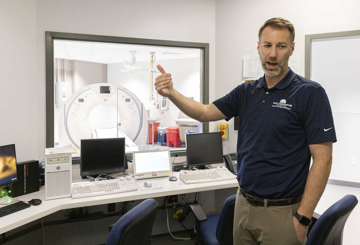 Chris Loftus, director ejecutivo del West Henderson Hospital, dirige un recorrido por la sala d ...