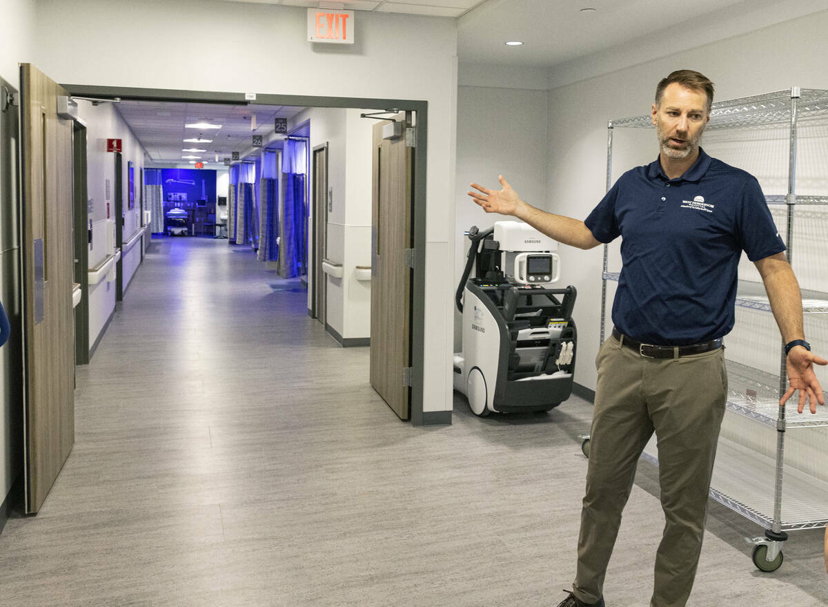 Chris Loftus, director ejecutivo de West Henderson Hospital, encabeza un recorrido por el nuevo ...