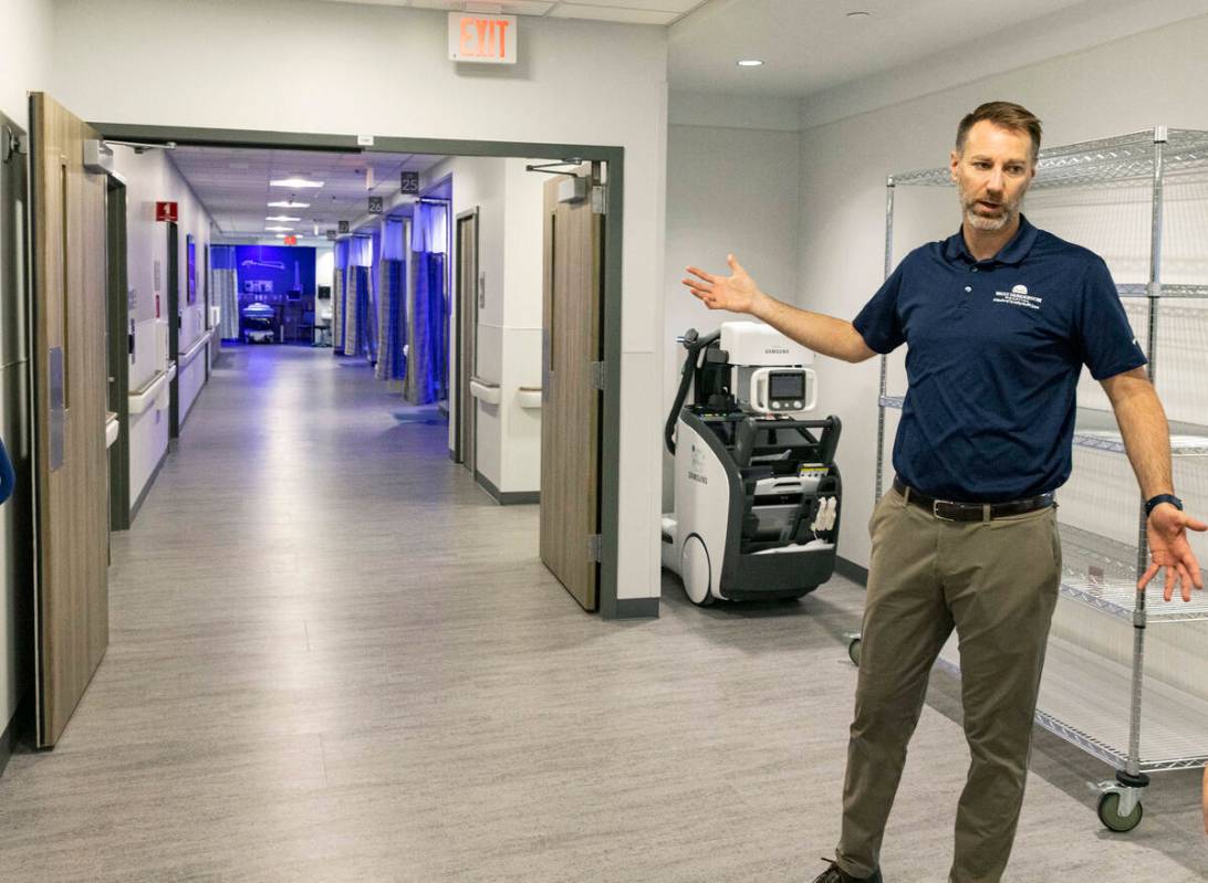 Chris Loftus, director ejecutivo de West Henderson Hospital, encabeza un recorrido por el nuevo ...