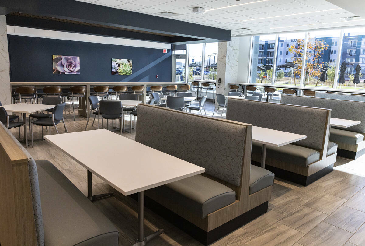 Una cafetería en el nuevo West Henderson Hospital, el viernes 15 de noviembre de 2024, en Hend ...