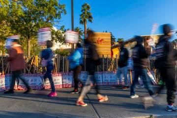 Trabajadores del Sindicato de la Culinaria Local 226 en huelga cerca de la entrada principal de ...