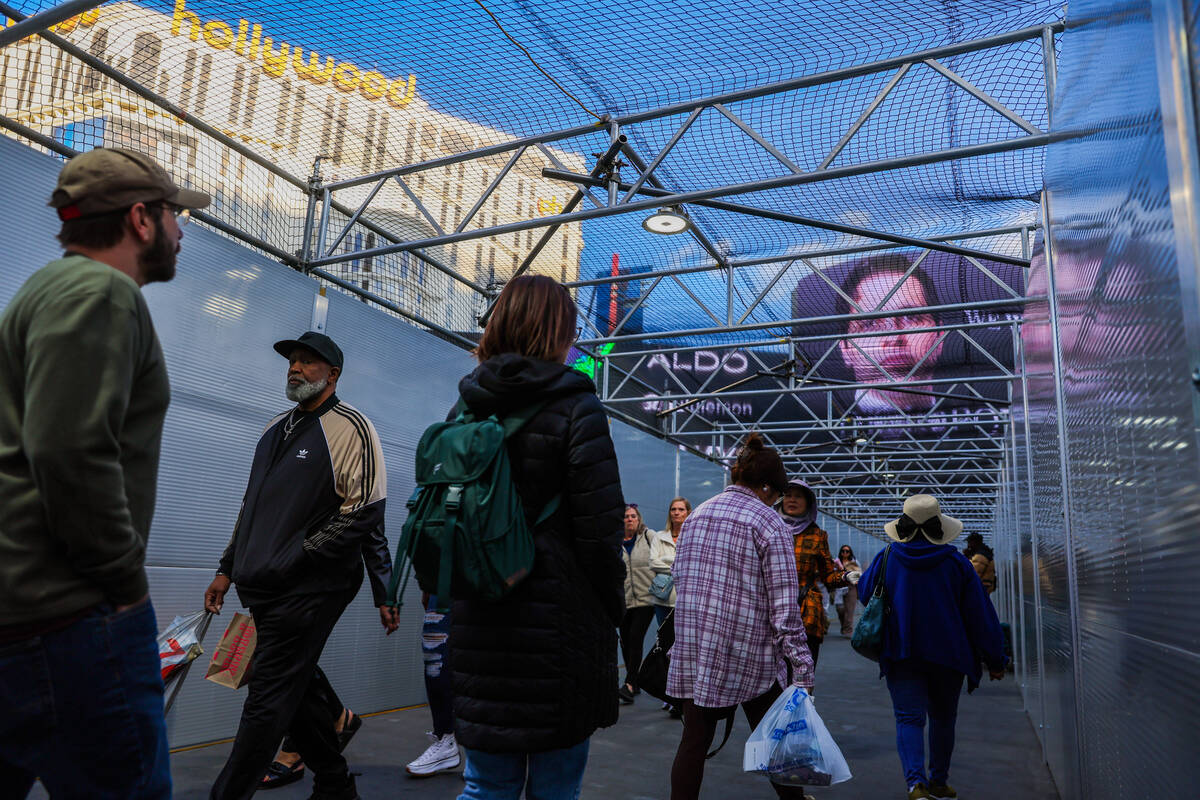 Barreras en una paso peatonal antes del Gran Premio de Las Vegas de la F1 en el Strip el 16 de ...