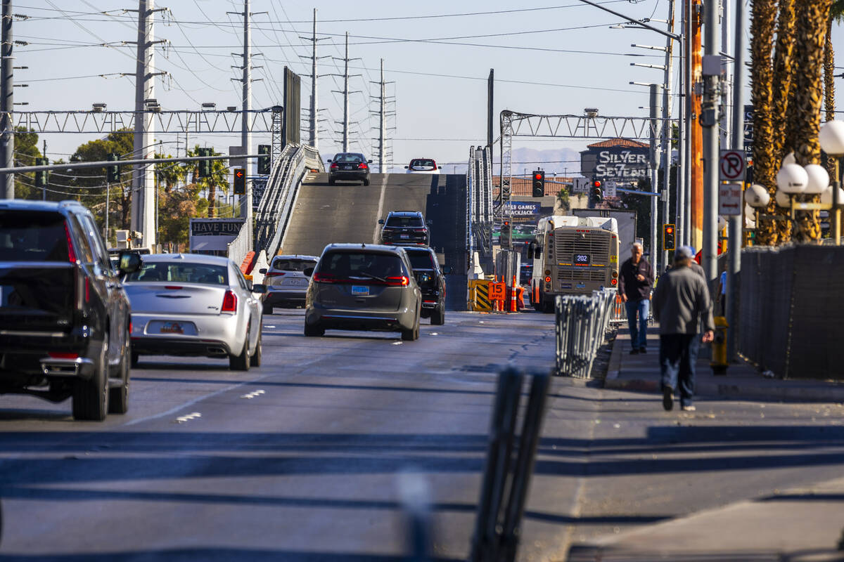 Vehículos circulan por el puente de Flamingo y sus alrededores mientras los peatones caminan p ...