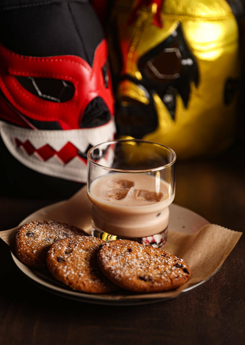 The Adult Milk & Cookies servido con licor de crema Amarula en DDT, un bar con temática de luc ...