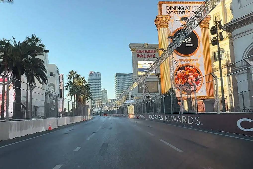 Las Vegas Boulevard, con la iluminación y barreras del circuito del Las Vegas Gran Prix, listo ...