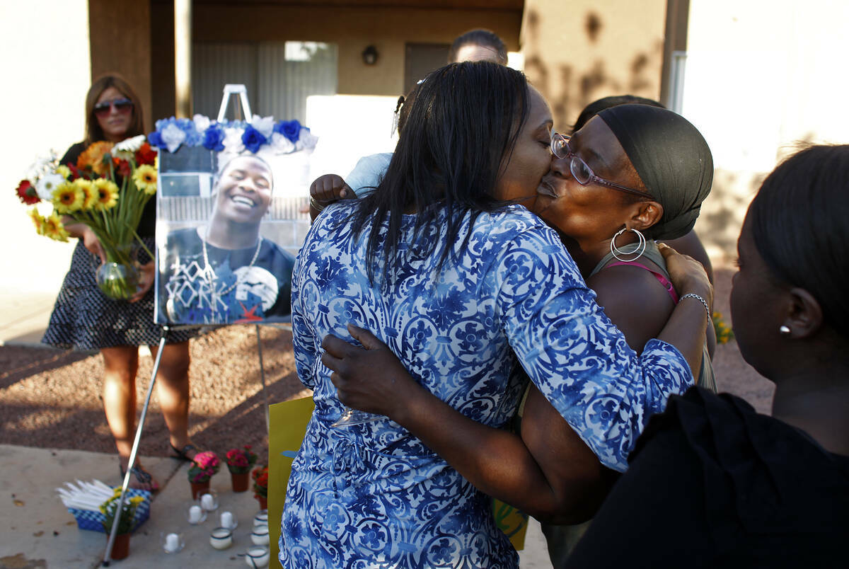 Kimeryn Williams, a la izquierda, recibe un beso de Trenia Cole durante una vigilia por Trevon ...