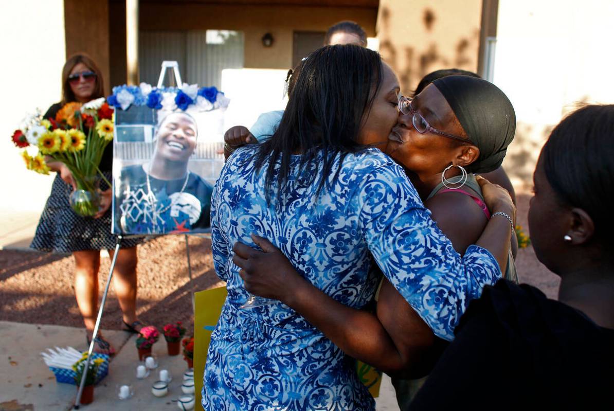 Kimeryn Williams, a la izquierda, recibe un beso de Trenia Cole durante una vigilia por Trevon ...