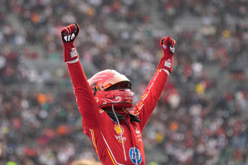 El piloto español de Ferrari, Carlos Sainz, celebra después de ganar la carrera del Gran Prem ...