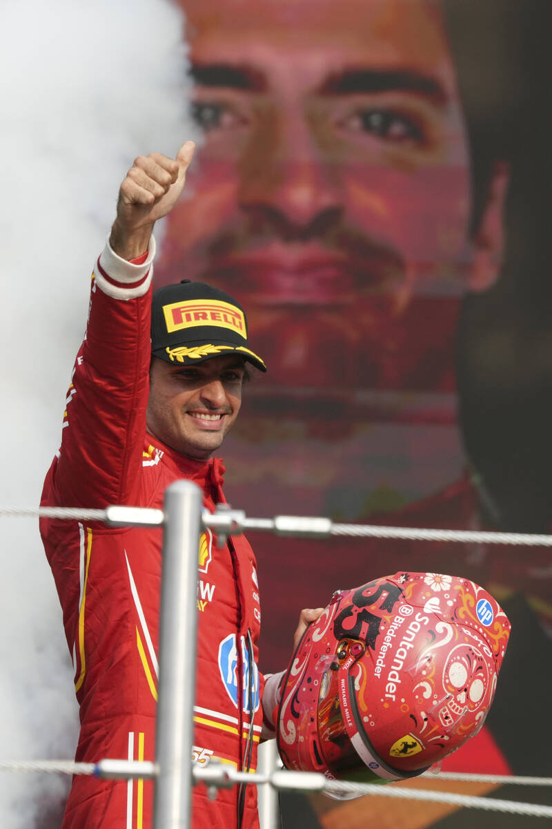 El piloto español de Ferrari, Carlos Sainz, celebra en el podio después de ganar el Gran Prem ...