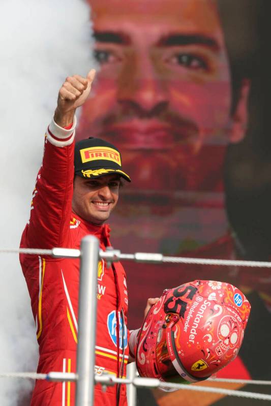 El piloto español de Ferrari, Carlos Sainz, celebra en el podio después de ganar el Gran Prem ...