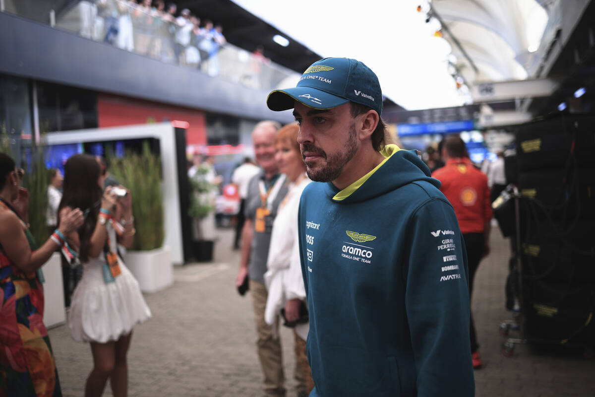 El piloto español de Aston Martin, Fernando Alonso, llega a una carrera previa al Gran Premio ...