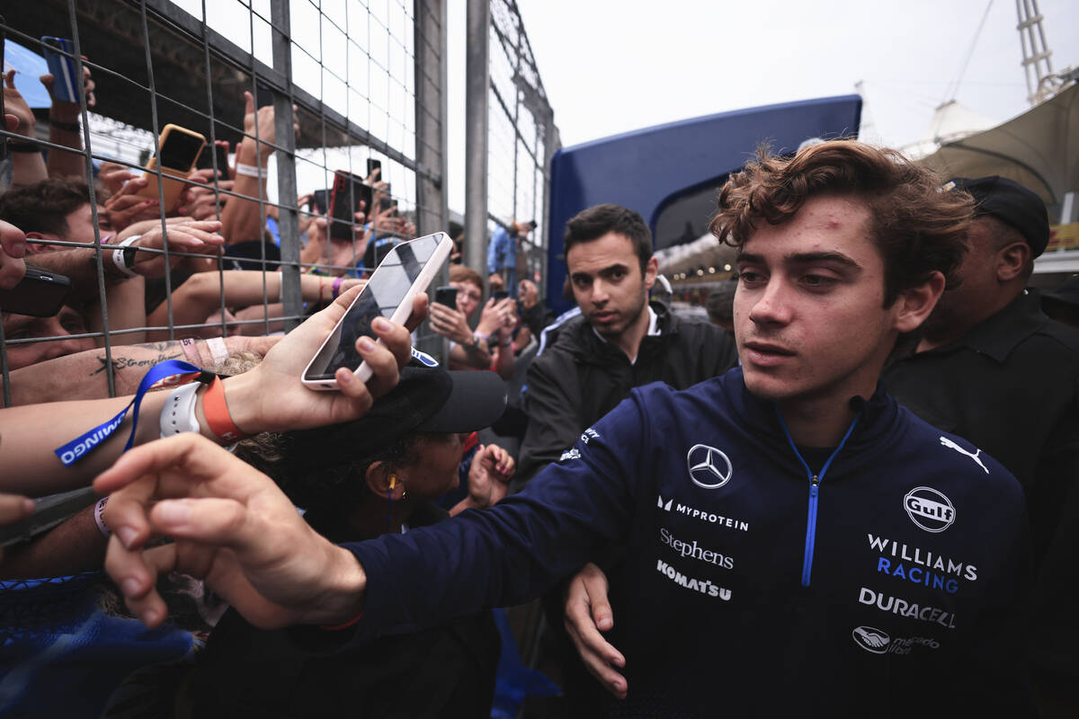 El piloto argentino de Williams, Franco Colapinto, saluda a los fanáticos al final del Gran Pr ...