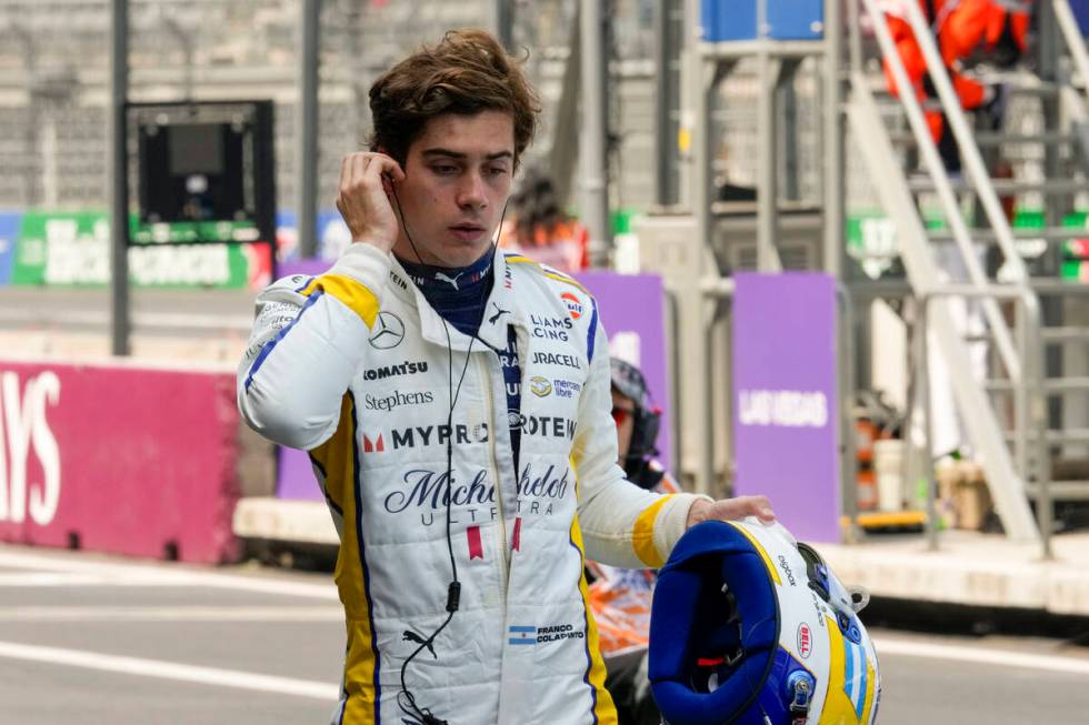 El piloto argentino de Williams, Franco Colapinto, camina por los boxes durante la tercera prá ...