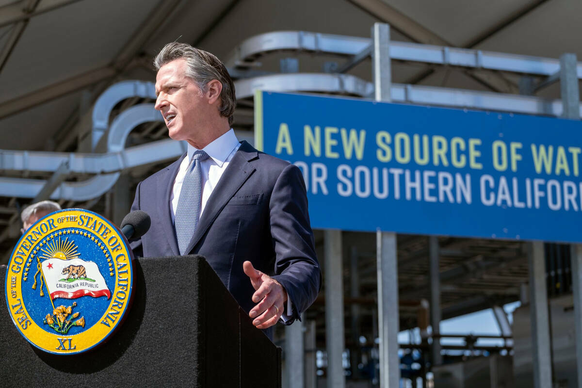 El gobernador de California, Gavin Newsom, habla con los medios después de un recorrido por un ...