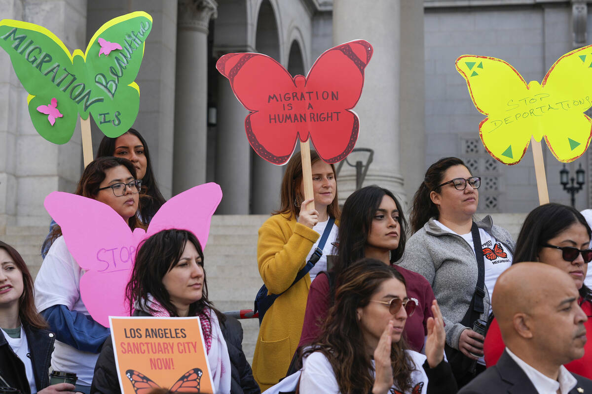 Miembros de grupos activistas en defensa de la inmigración exigen que el Concejo Municipal pro ...