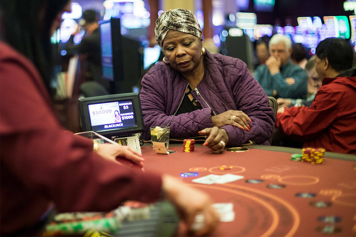 ARCHIVO - Barbara Wright, de Las Vegas, juega al blackjack en el Rampar Casino, en Las Vegas, e ...