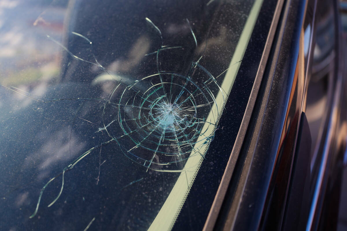 Un cristal agrietado visto en el auto de Martha Carbajal, quien recibió un disparo mientras co ...