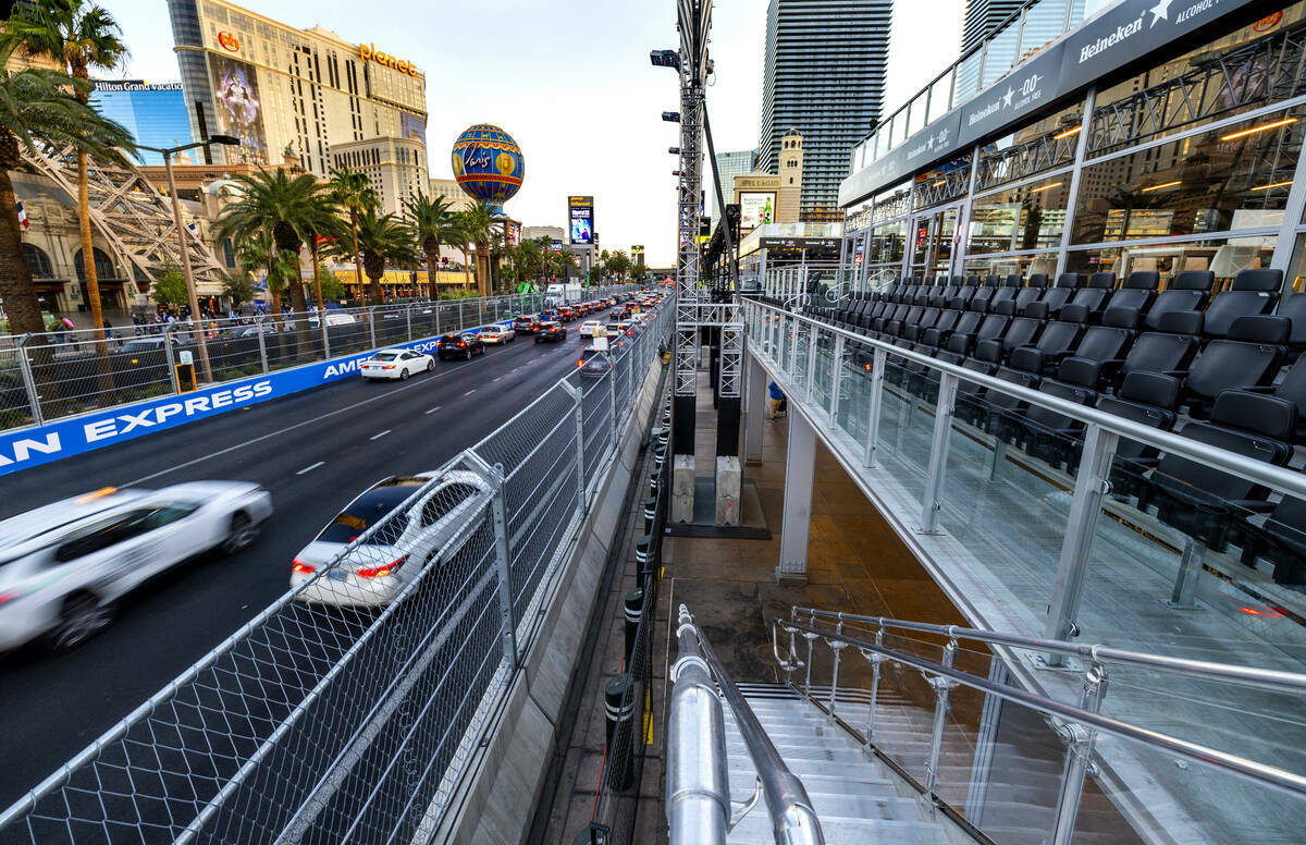 Vista desde el segundo piso del Bellagio Fountain Club que se preparaba para el Gran Premio de ...