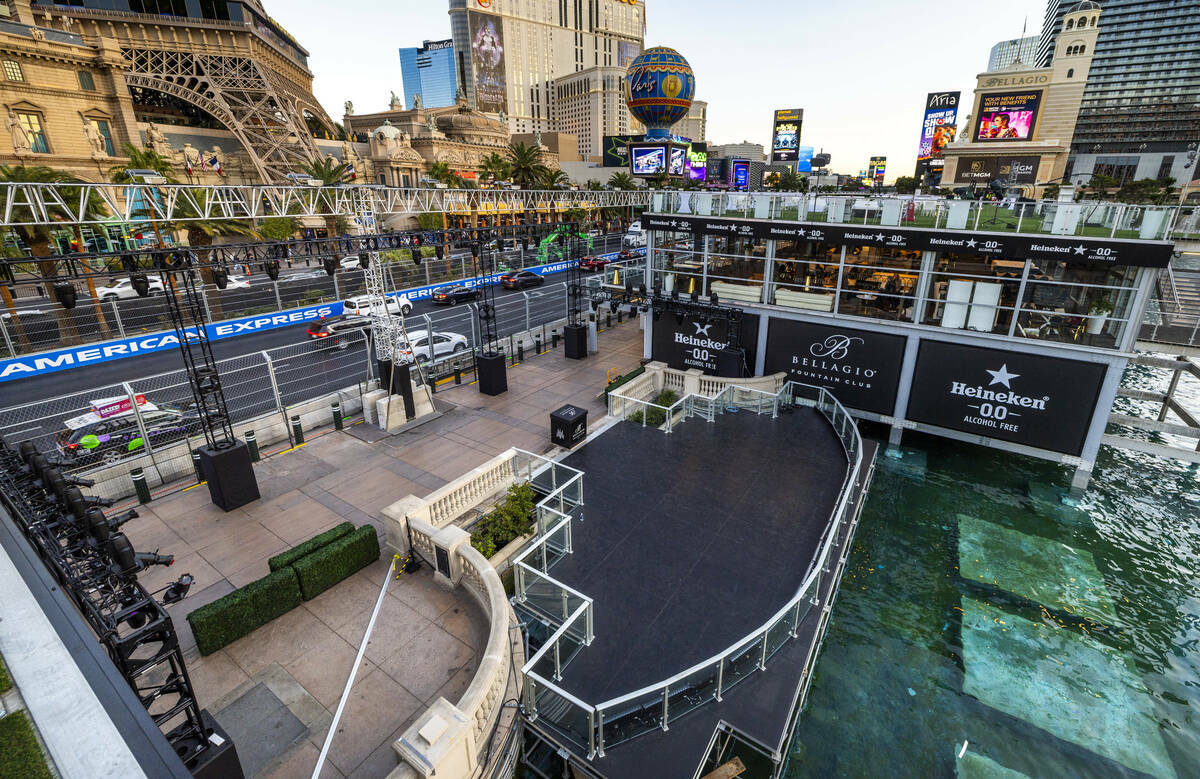 Vista desde el segundo piso del Bellagio Fountain Club con un escenario para los ganadores de l ...