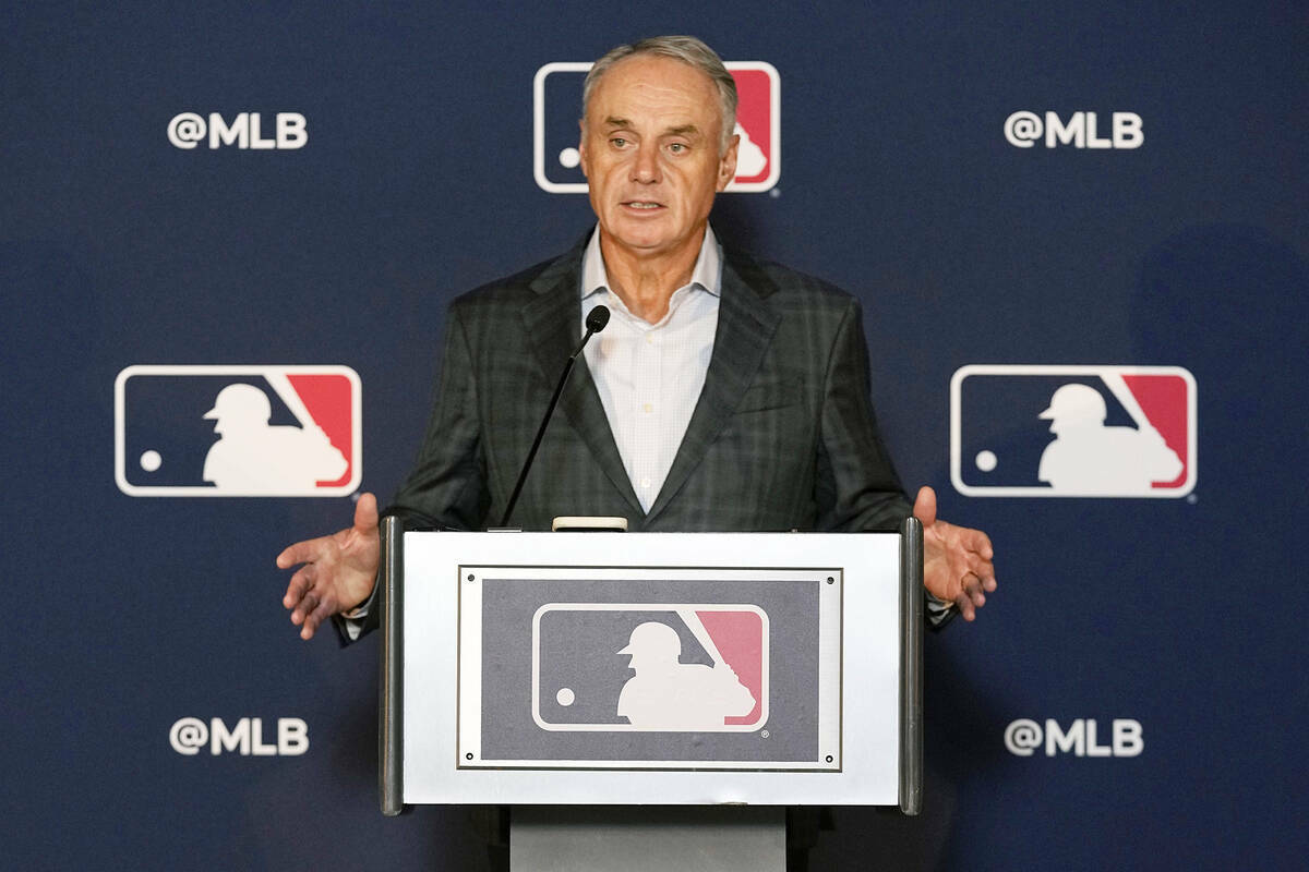 El comisionado de las Grandes Ligas de Béisbol (MLB), Rob Manfred, habla durante una conferenc ...