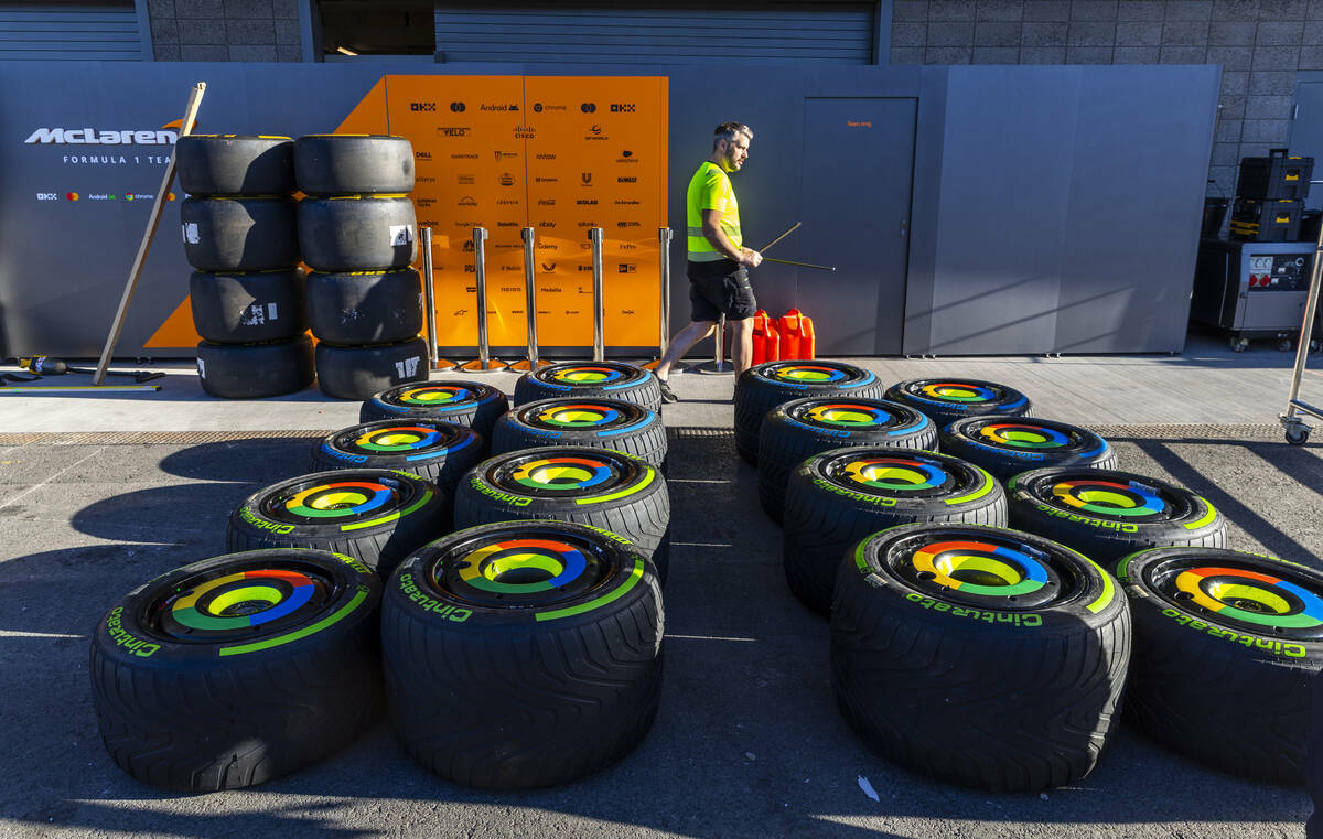 Los neumáticos de los autos de carreras McLaren son ensamblados afuera de su garaje en el Edif ...