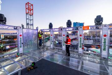 Un equipo continúa terminando la torre cerca del Heineken Trophy Club, junto a Koval Lane y el ...