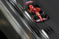 El piloto de Ferrari Charles Leclerc, de Mónaco, conduce durante sesión de prácticas para el ...