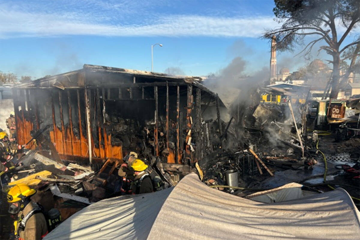 Cuadrillas combaten un incendio en una casa en la cuadra 4700 de Fuentes Way, el jueves 21 de n ...