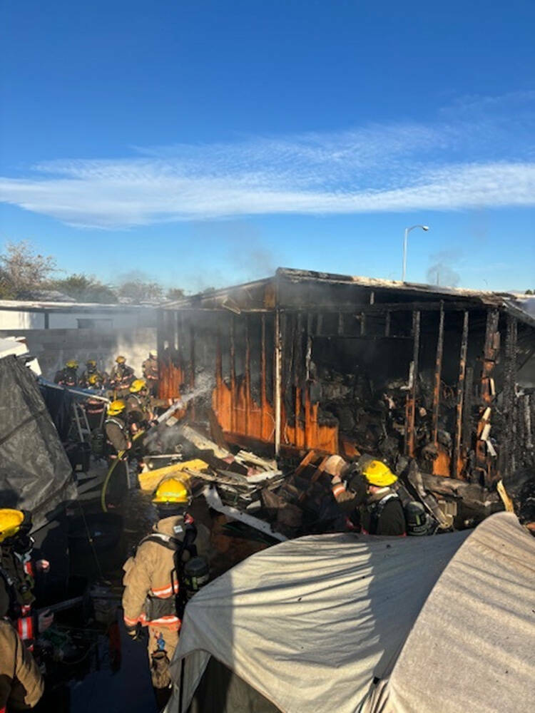 Cuadrillas combaten un incendio en una casa en la cuadra 4700 de Fuentes Way, el jueves 21 de n ...