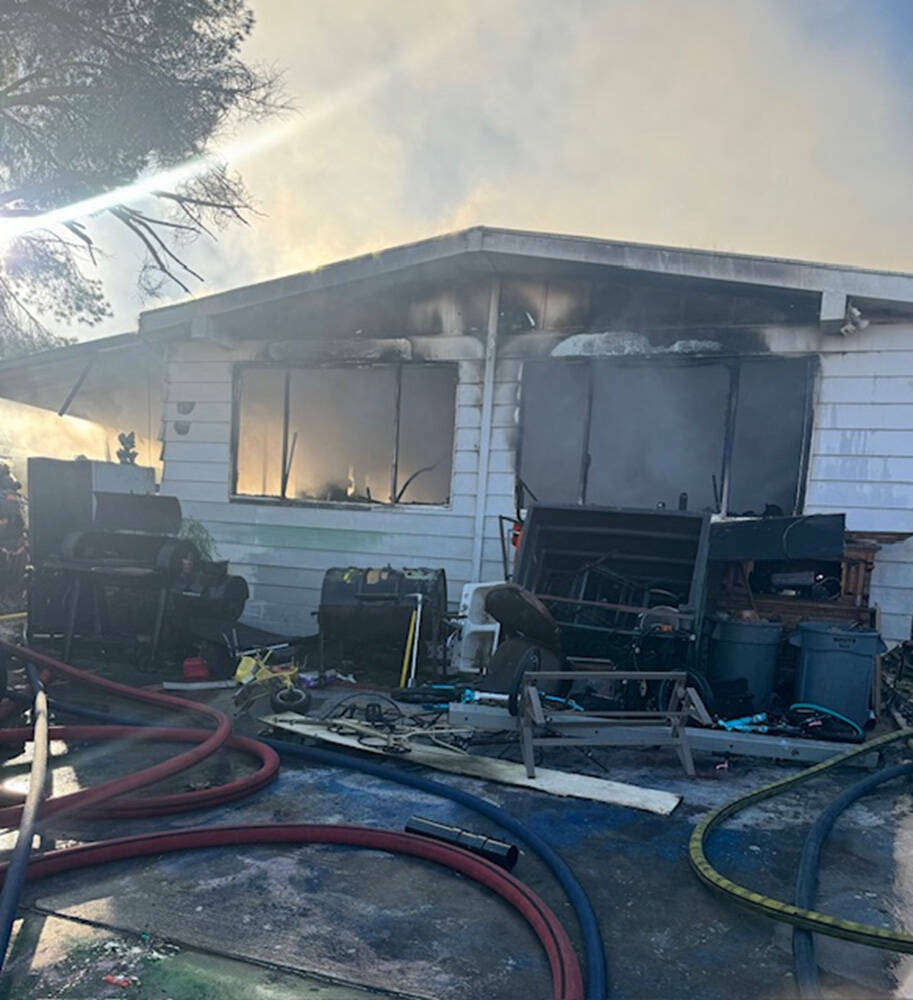 Cuadrillas combaten un incendio en una casa en la cuadra 4700 de Fuentes Way, el jueves 21 de n ...