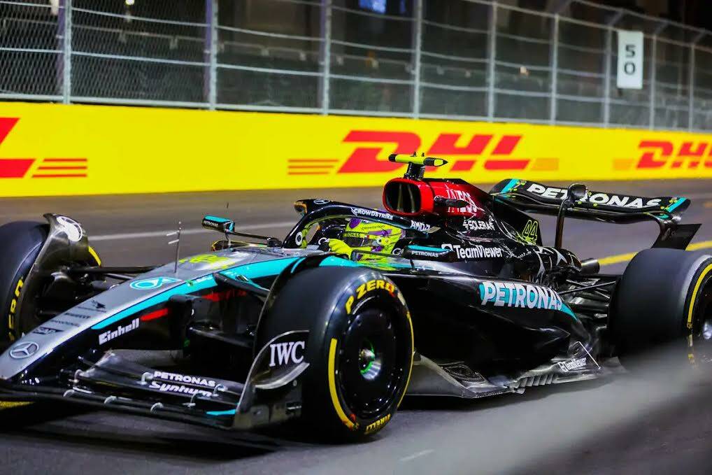 El piloto de Mercedes en Fórmula 1, Lewis Hamilton, recorre a toda velocidad el circuito duran ...