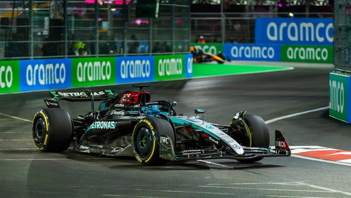 El piloto de Mercedes, George Russell, toma una curva cerca de la Sphere durante la primera ses ...