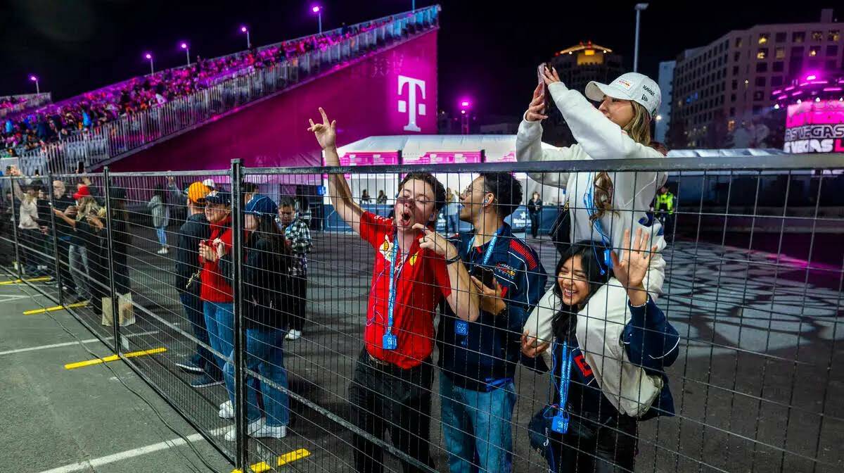 Los aficionados observan desde las gradas alrededor de la Sphere durante la primera sesión de ...