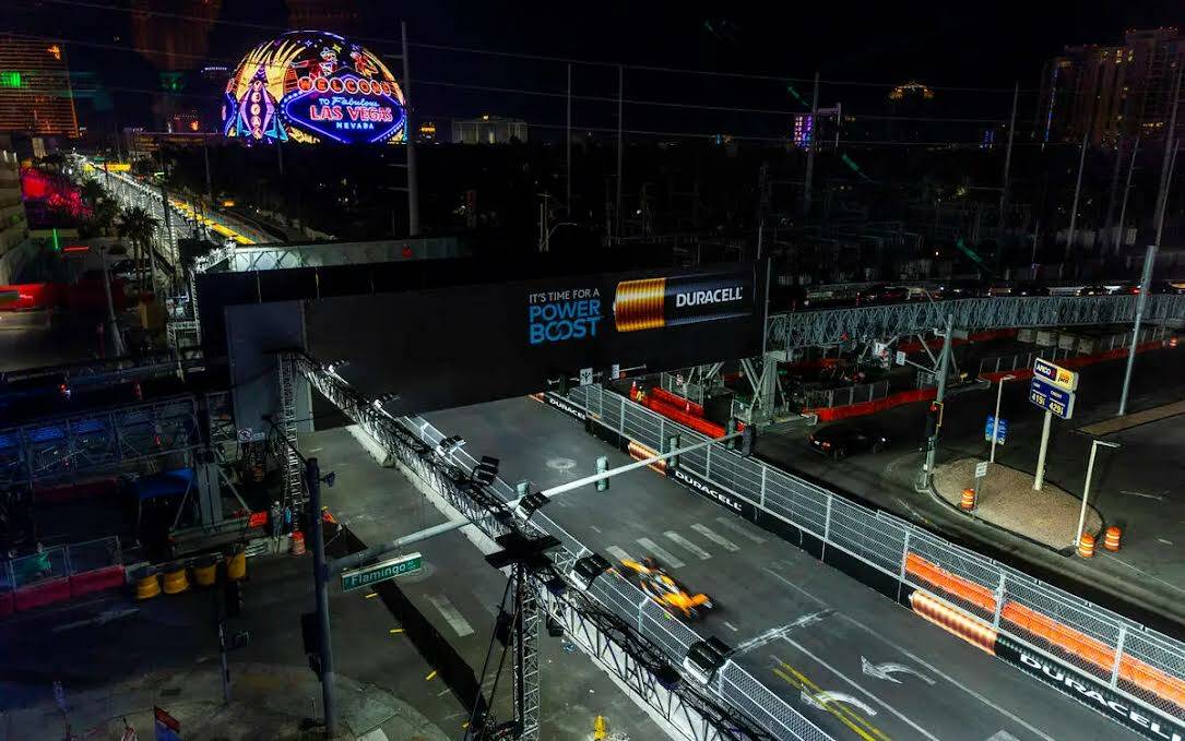 Un auto de carreras recorre la pista por Koval Lane durante la primera sesión de prácticas de ...