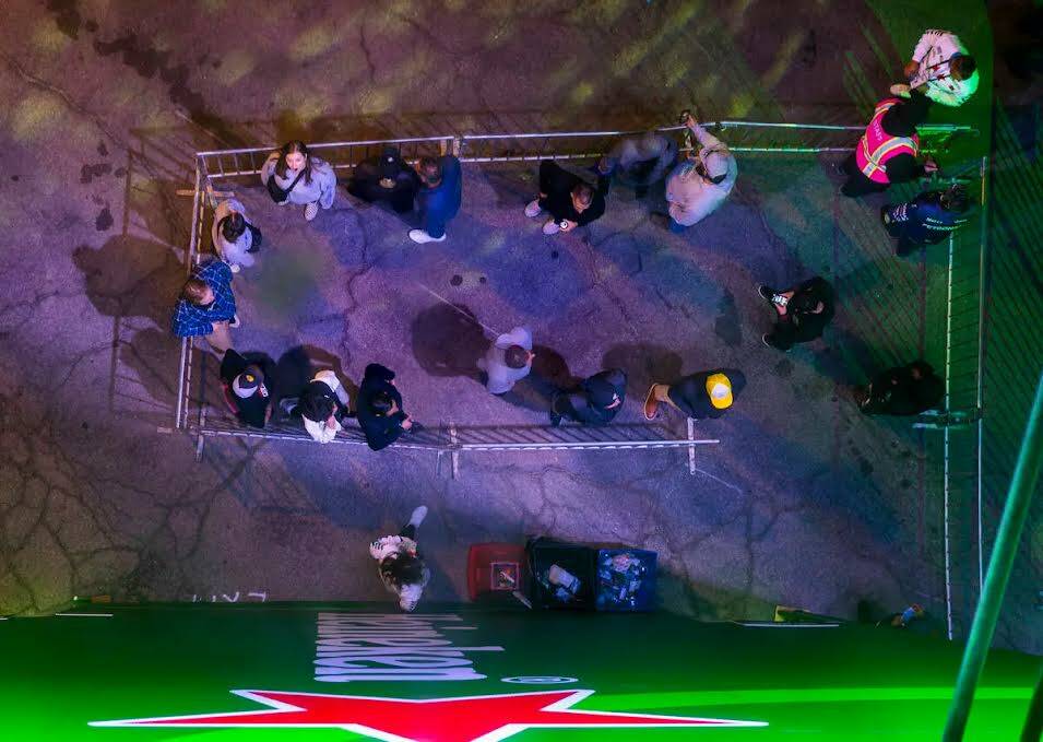 Las personas hacen fila para subir a la torre Heineken y disfrutar de la vista durante la prime ...