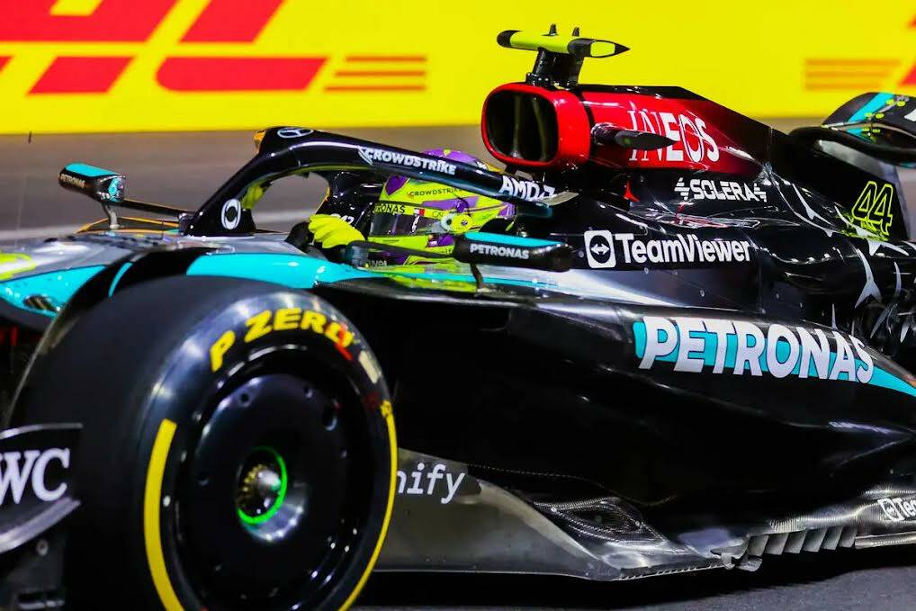 El piloto de Mercedes en Fórmula 1, Lewis Hamilton, recorre a toda velocidad el circuito duran ...