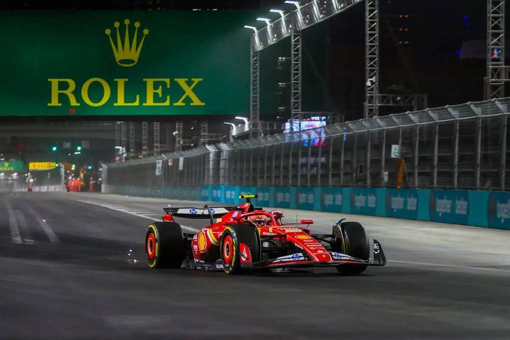 El piloto de Ferrari en Fórmula 1, Carlos Sainz, recorre a toda velocidad el circuito durante ...