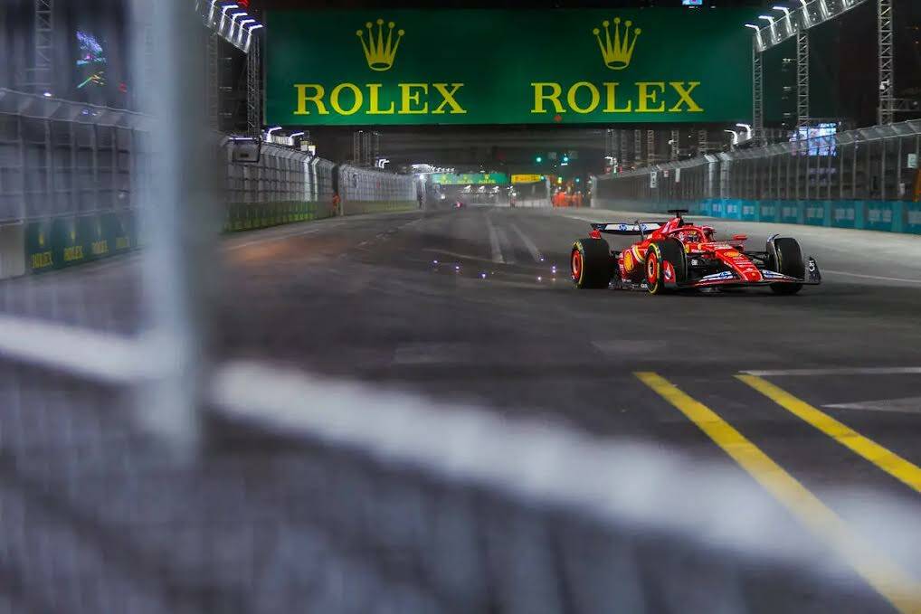 El piloto de Ferrari en Fórmula 1, Charles Leclerc, recorre a toda velocidad el circuito duran ...