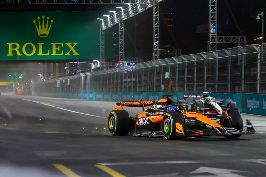 El piloto de McLaren en Fórmula 1, Oscar Piastri, recorre a toda velocidad el circuito durante ...