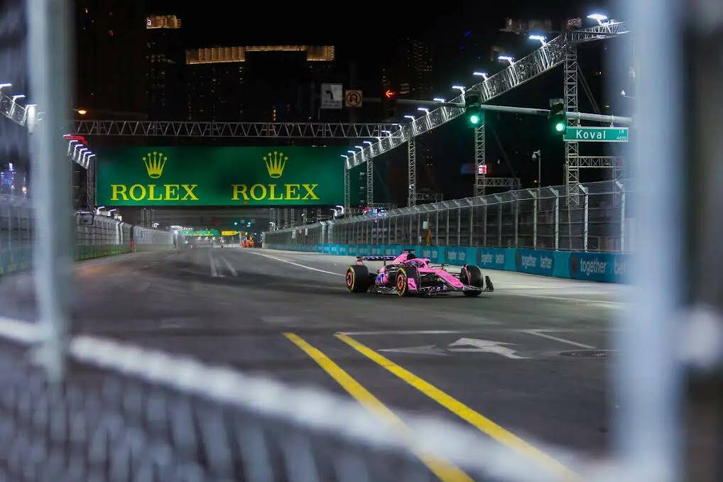 El piloto de Alpine en Fórmula 1, Esteban Ocon, recorre a toda velocidad el circuito durante l ...