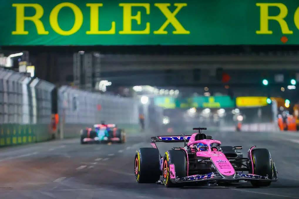 El piloto de Alpine en Fórmula 1, Esteban Ocon, recorre a toda velocidad el circuito durante l ...