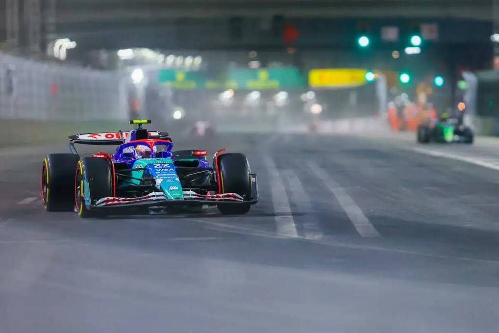 El pilotEl piloto de Williams en Fórmula 1, Franco Colapinto, pasa a toda velocidad durante la ...