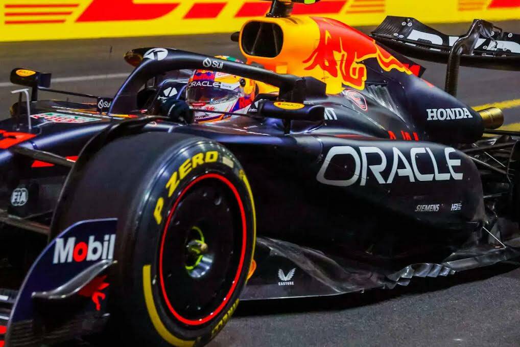 El pilotEl piloto de Red Bull Racing en Fórmula 1, Sergio Pérez, recorre a toda velocidad el ...