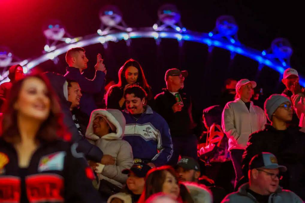 Los aficionados de Fórmula 1 observan a los pilotos recorrer el circuito durante la segunda se ...