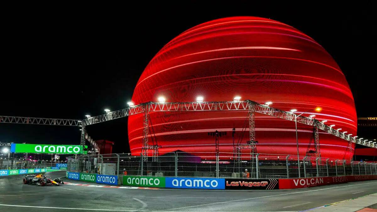 El piloto de Red Bull, Sergio Pérez, toma una curva cerca de la Sphere durante la primera sesi ...