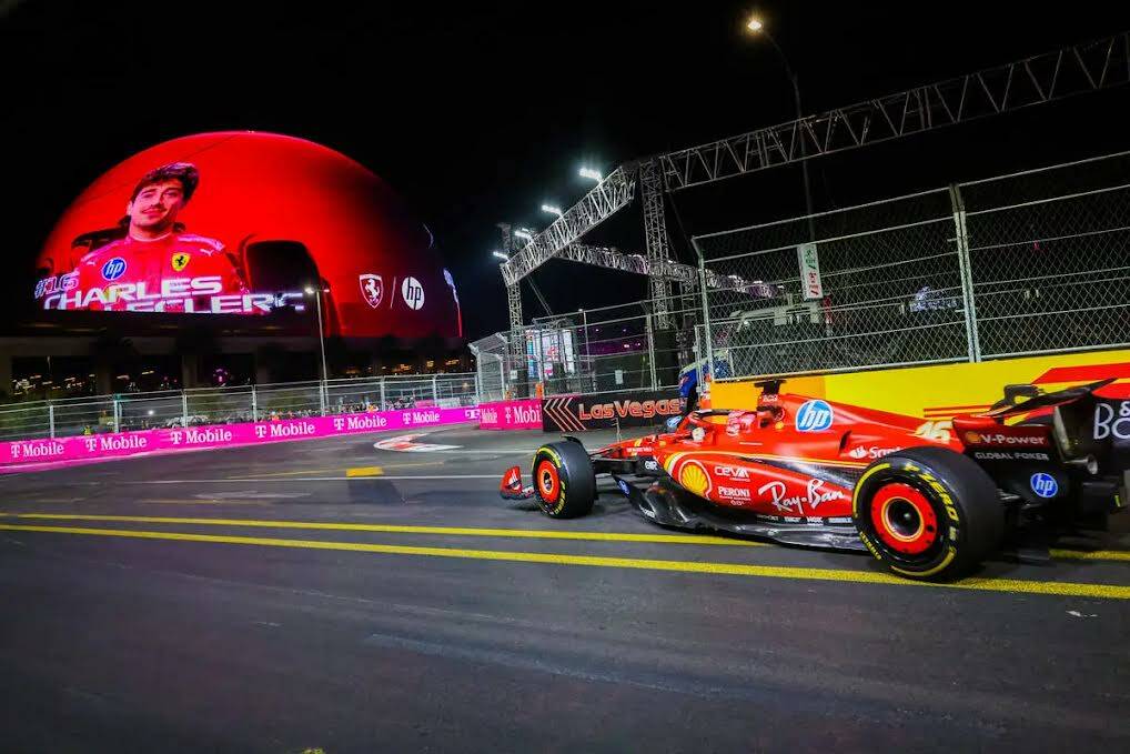 Charles Leclerc, piloto de Ferrari, pasa frente al Sphere que muestra su rostro sobre el circui ...