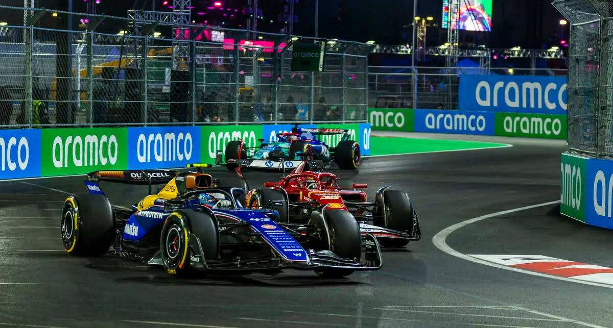 El piloto de Williams, Franco Colapinto, lidera al piloto de Ferrari, Charles Leclerc, en una c ...